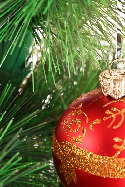 녹색 새 해 트리 중 빨간색 크리스마스 볼 — 스톡 사진
