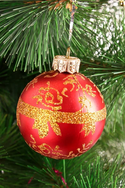 녹색 새 해 트리 중 빨간색 크리스마스 볼 — 스톡 사진