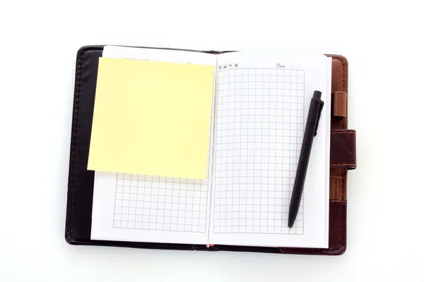 Notebook a pero izolované na bílém — Stock fotografie