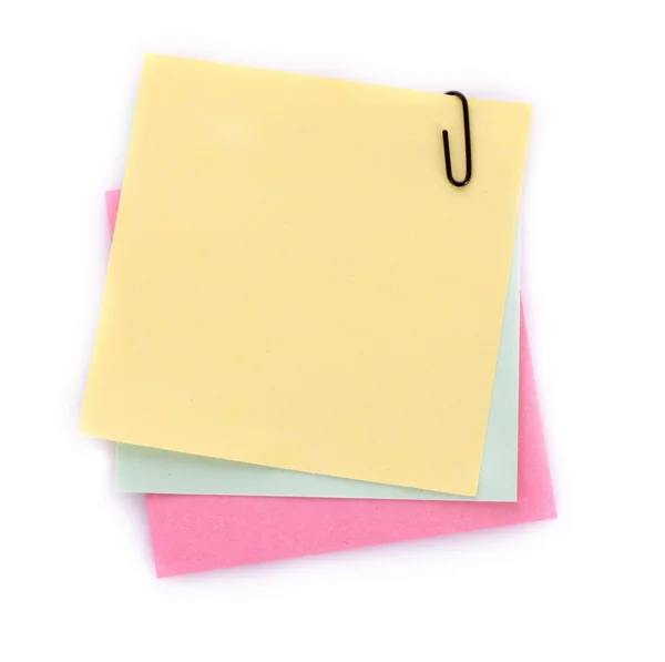 Três notas de lembrete com clipe isolado em branco — Fotografia de Stock