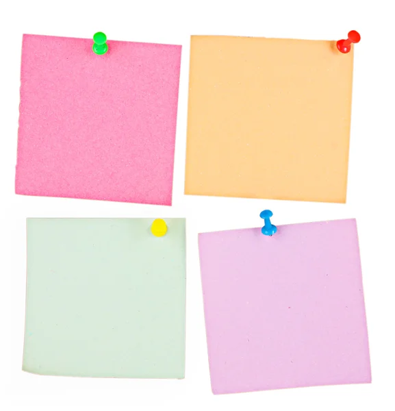 Четыре пустые записки с цветными булавками, изолированными на белом — стоковое фото