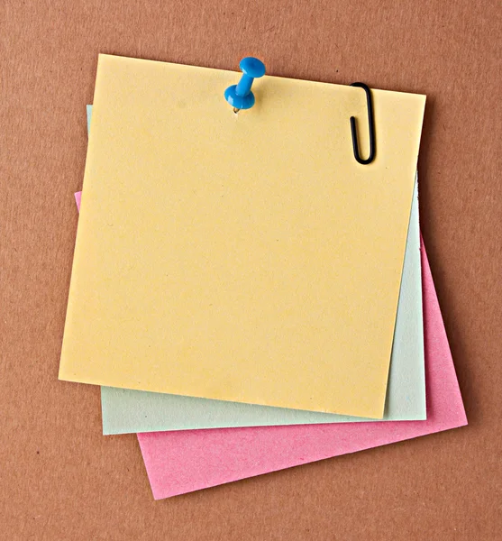 Três notas de lembrete com pino em papelão — Fotografia de Stock