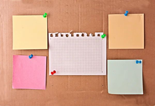 Four blank color memo and white memo with colourful pins on card — Stock Photo, Image