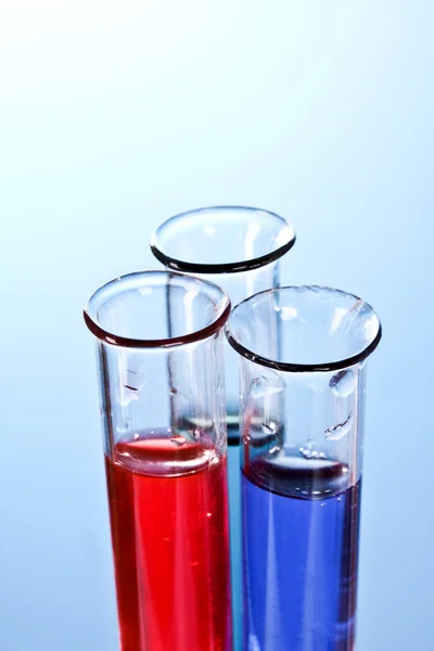 파란색 배경에 테스트 튜브 — 스톡 사진