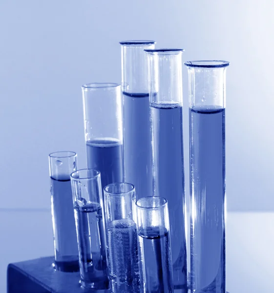Тестовые трубы на синем фоне — стоковое фото