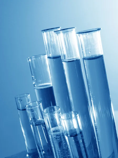 Tubos de teste em fundo azul — Fotografia de Stock