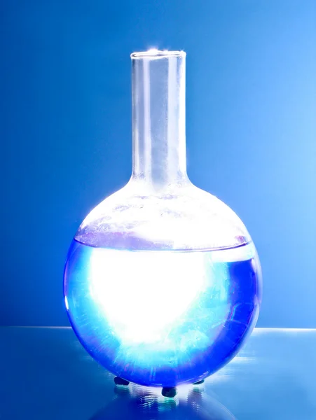 蓝色背景上的 flash 带瓶 — 图库照片