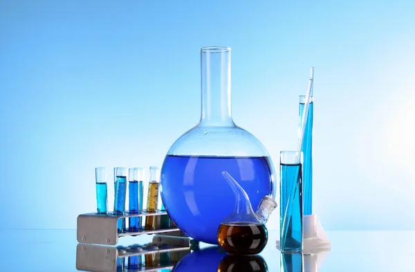 Reagenzgläser auf blauem Hintergrund — Stockfoto