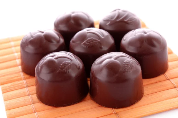 Chocolats sur surface en bois isolé — Photo