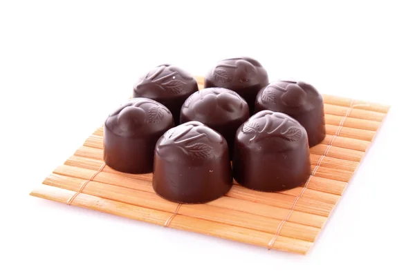 Шоколад на деревянной поверхности изолирован — стоковое фото