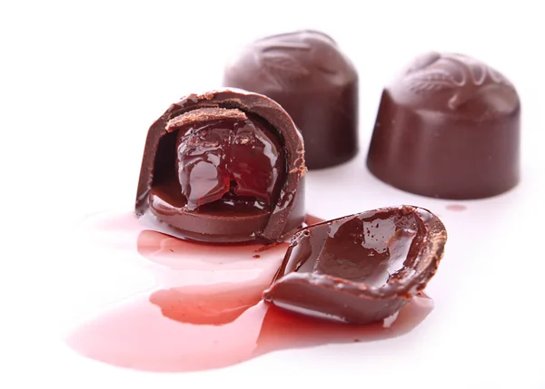 Geschnittene Schokolade isoliert — Stockfoto