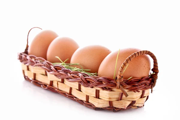 Яйця в гнізді ізольовані на білому — стокове фото