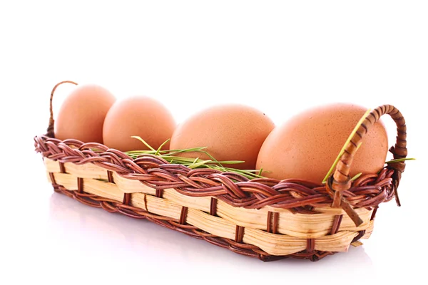 Huevos en el nido aislados en blanco —  Fotos de Stock