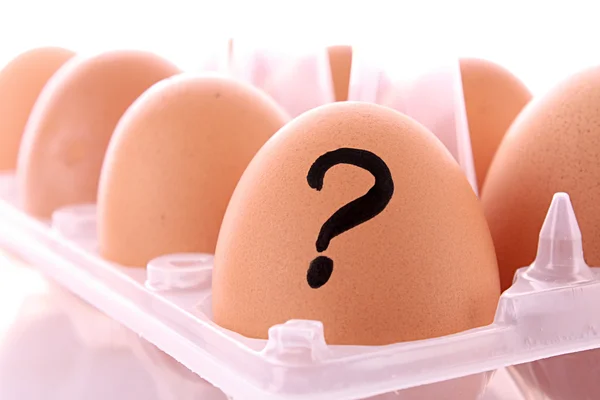 Uovo con punto interrogativo in scatola isolata su bianco — Foto Stock