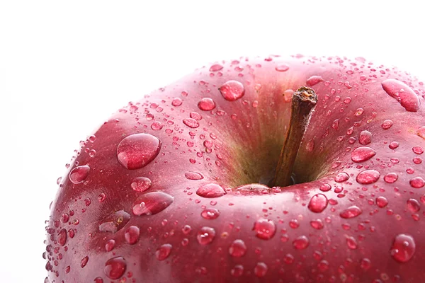 Rote Apfel Nahaufnahme mit Wassertropfen isoliert auf weiß — Stockfoto