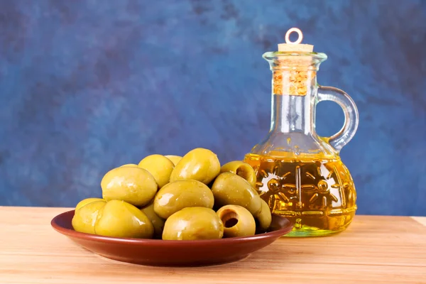 Olives and a bottle of oil — Stock Photo, Image