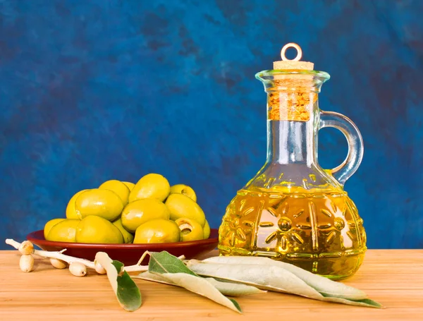 Olives et une bouteille d'huile — Photo