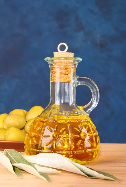 Оливки і пляшка олії — стокове фото