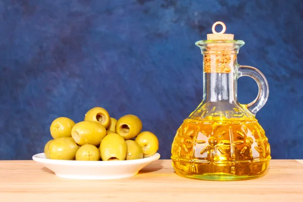 Măslini și o sticlă de ulei — Fotografie, imagine de stoc