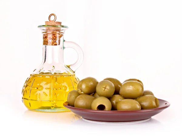 Olives et une bouteille d'huile isolée sur blanc — Photo