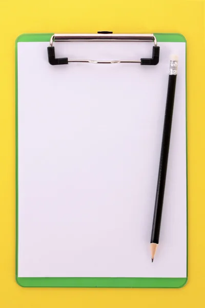 剪贴板和铅笔在黄色背景上 — 图库照片