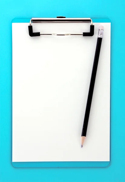 Mavi arkaplanda pano ve kalem — Stok fotoğraf