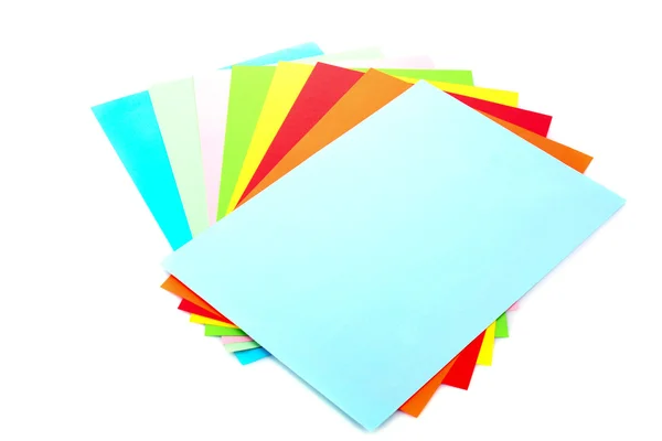 Beyaz üzerine izole edilmiş farklı renk kağıtları — Stok fotoğraf