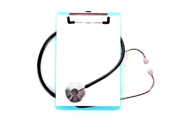 Stethoskop und leeres Klemmbrett isoliert auf weiß — Stockfoto