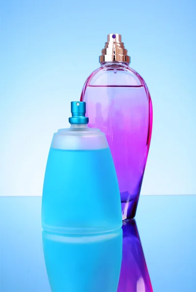 Μπουκάλι άρωμα σε μπλε φόντο — Φωτογραφία Αρχείου