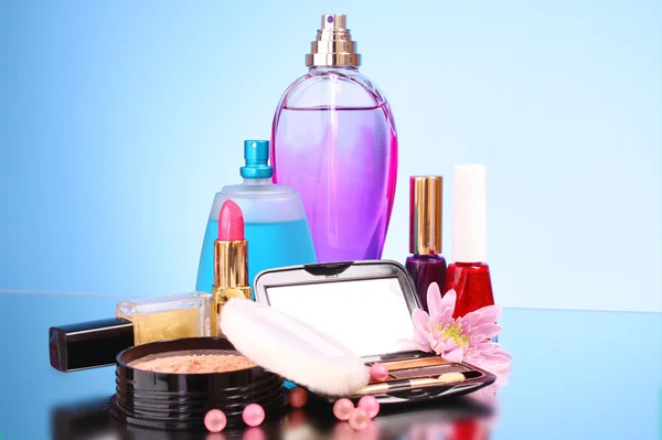 Kosmetika na modrém pozadí — Stock fotografie