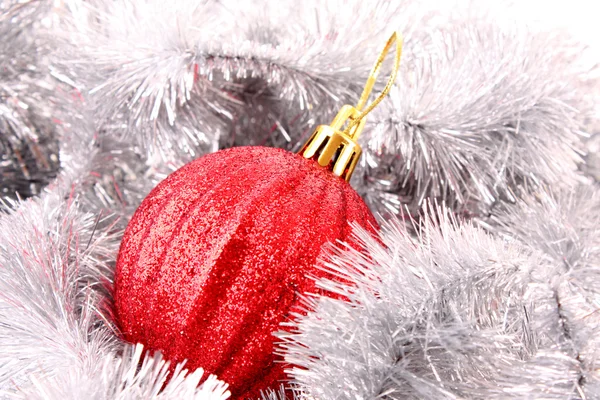 Рождественские шары в блестящих украшениях — стоковое фото