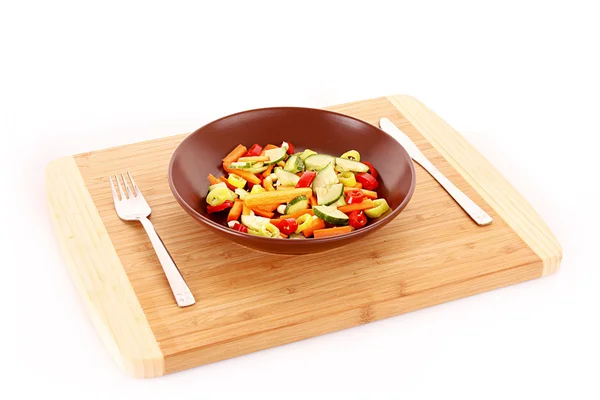 Mezcla de verduras en plato con cuchillo y tenedor —  Fotos de Stock