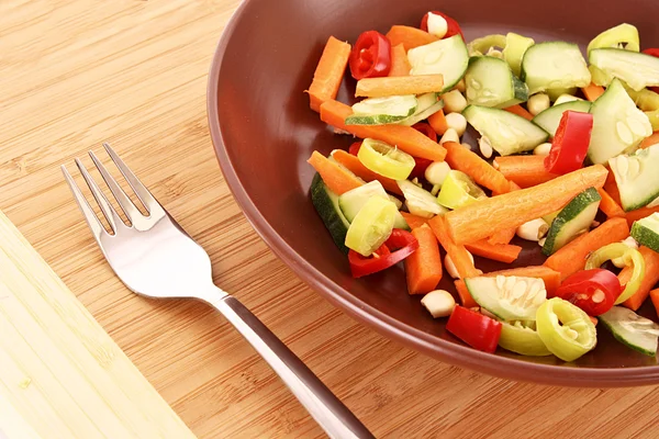 Mélange de légumes dans une assiette avec fourchette — Photo