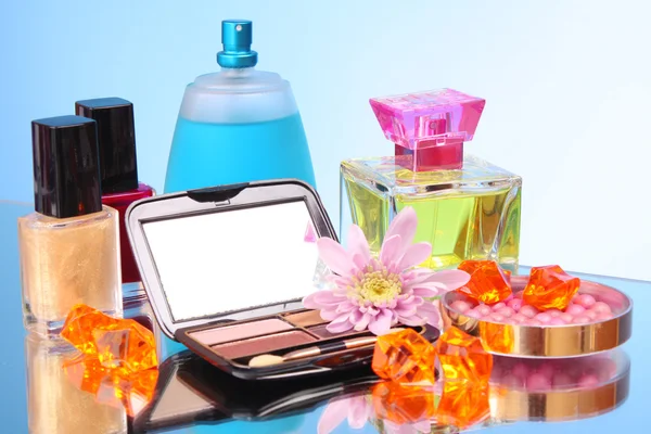 Cosmetici su sfondo blu — Foto Stock