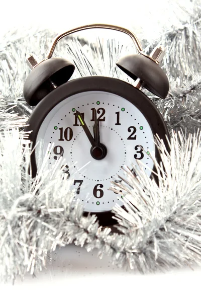 Reloj despertador vintage en decoración brillante. Año nuevo tiempo — Foto de Stock