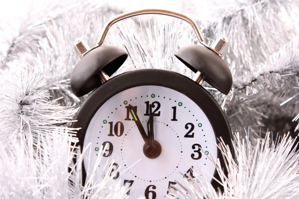 Relógio de alarme vintage em decoração brilhante. Tempo de Ano Novo — Fotografia de Stock