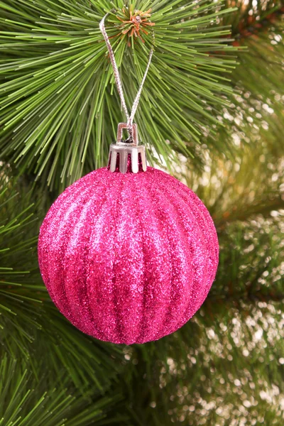 크리스마스 볼 리본 전나무 나무에 매달려 — 스톡 사진