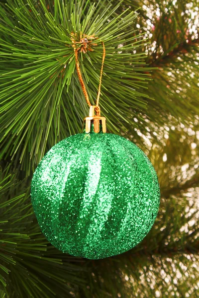 リボンとモミの木にぶら下がってクリスマス ボール — ストック写真