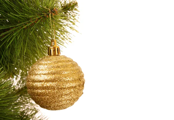Palle di Natale appese con nastri su abete — Foto Stock