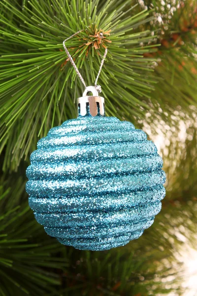 Kerstballen opknoping met linten op fir tree — Stockfoto