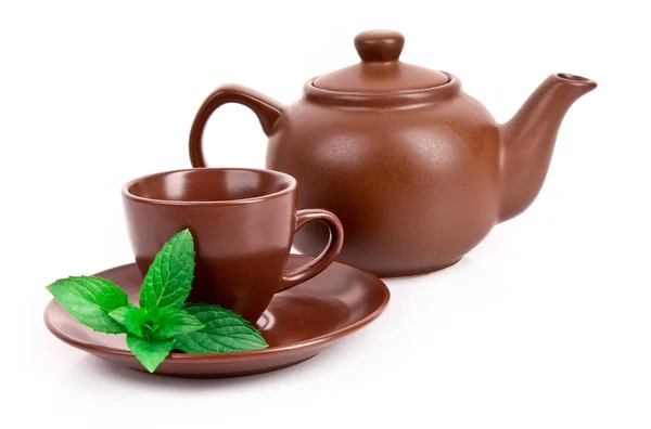 Šálek zeleného čaje na talířek s mátou izolovaných na bílém — Stock fotografie