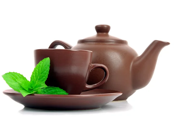 Tazza di tè verde sul piattino con menta isolata su bianco — Foto Stock