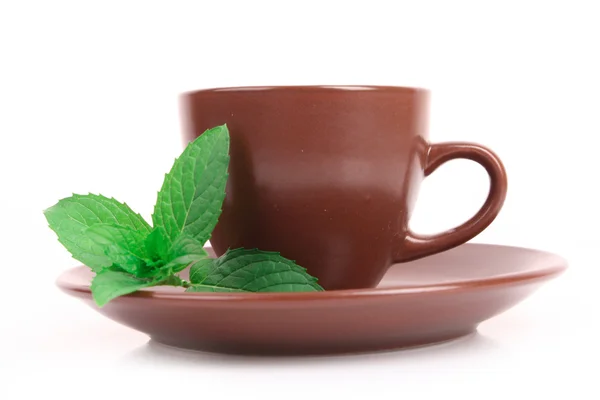 白で隔離されるミントとソーサーに緑茶のコップ — ストック写真