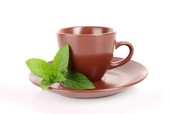 白で隔離されるミントとソーサーに緑茶のコップ — ストック写真
