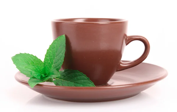 Secangkir teh hijau di piring dengan mint terisolasi di atas putih — Stok Foto