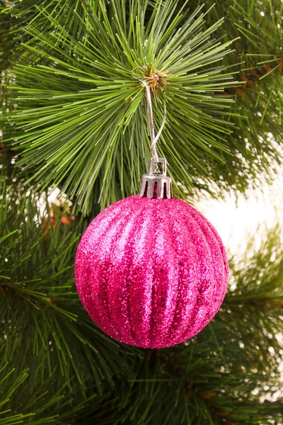 Різдвяні кульки висять стрічками на ялинці — стокове фото