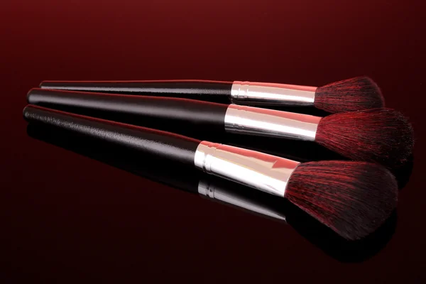 Kozmetik kırmızı üzerinde fırçalar — Stok fotoğraf
