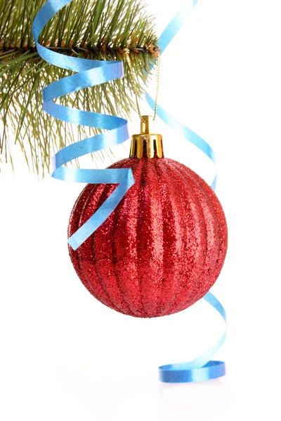 Bola de Natal pendurada com fitas no abeto — Fotografia de Stock