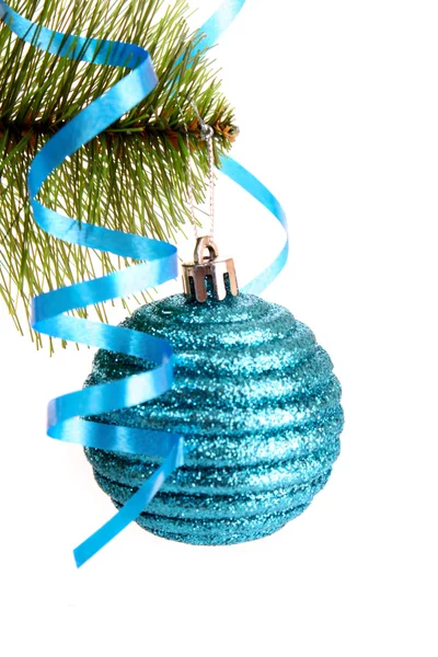 丝带杉木树上挂着的圣诞球 — 图库照片