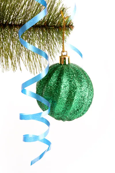 Weihnachtskugel hängt mit Bändern an Tanne — Stockfoto